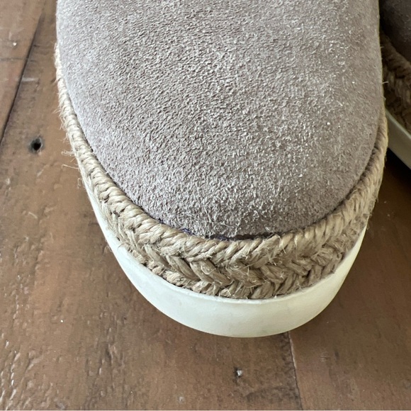 VINCE Dillon Sneakers EU 37 US 7 Beige Woodsmoke Suede Slip On Woven Preppy - Picture 3 of 9